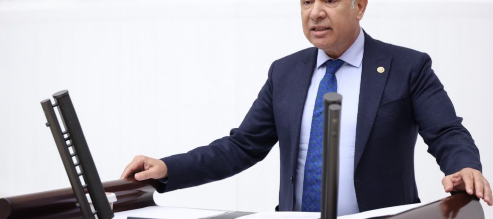 CHP’Lİ SÜMER ‘DEN CEYHAN STADYUMU ÇIKIŞI: “ÖDENEK HAZIR DENDİ, ÇİVİ ÇAKILMADI!”
