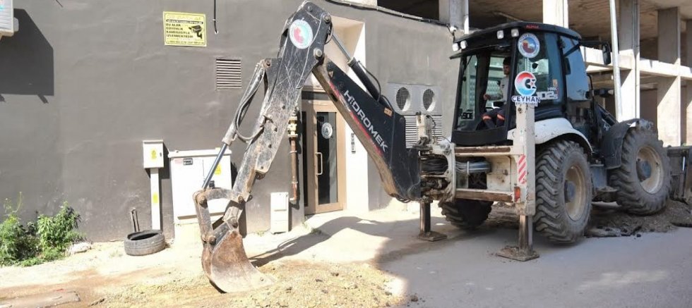 Ceyhan Belediyesi’nden Yol ve Kaldırımlarda Yoğun Mesai