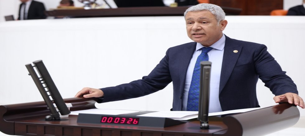 CHP’Lİ SÜMER ‘DEN CEYHAN STADYUMU ÇIKIŞI: “ÖDENEK HAZIR DENDİ, ÇİVİ ÇAKILMADI!”
