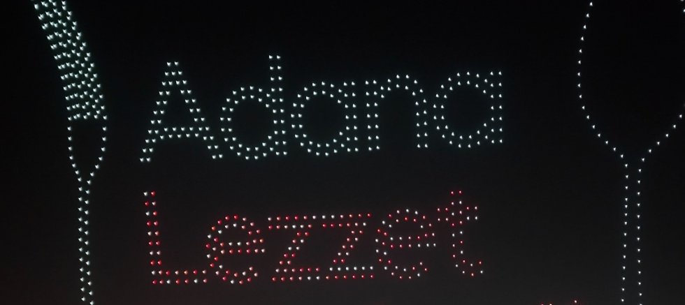 SEYHAN NEHRİ ÜZERİNDE MUCİZEVİ GECE: OĞAN VE SEYHAN’IN BULUŞTUĞU YERDE BİN BİR RENK GÖKYÜZÜNÜ AYDINLATTI!
