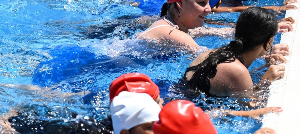 Seyhan'da Çocuklar Hem Yüzmeyi Öğreniyor Hem Yazın Keyfini Çıkarıyor