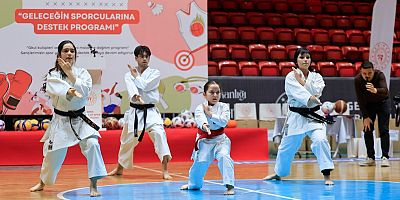 ADANA KALKINMA PROGRAMI KAPSAMINDA TEMİN EDİLEN SPOR MALZEMELERİ ÖĞRENCİLERE DAĞITILDI