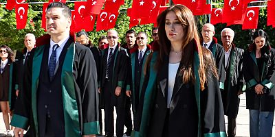 ATATÜRK ANITI’NA ÇELENK SUNDU