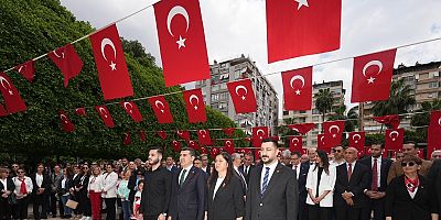 CHP Adana İl Başkanlığı, önce 23 Nisan’ı kutladı, sonra Milli Eğitim Müdürlüğü önüne kadar sessiz yürüyüş ve basın açıklaması yaptı