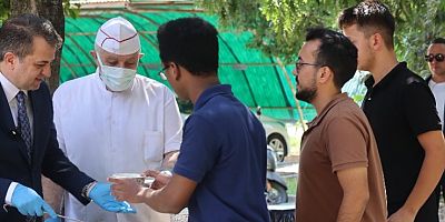 Çukurova Üniversitesi Üçüncü Geleneksel Tavuklu Pilav Günü’nde Rektör Beriş, Öğrencilerle Bir Araya Geldi