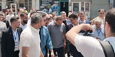  Karaisalı'da Tarihi Gün! Yavuz Ağıralioğlu'na Çiçeklerle Karşılama ve Yoğun İlgi