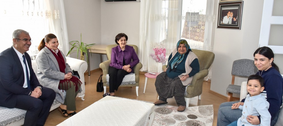 Valimiz Sayın Mustafa Yavuz’un eşi Süreyya Yavuz Hanımefendi, şehitlerimizin ailelerini ziyaret etti.